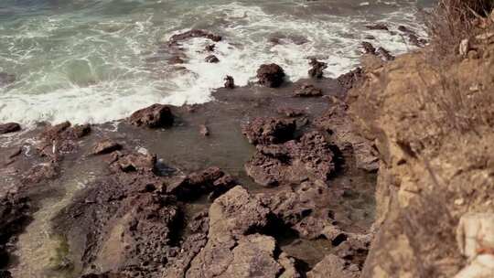 海浪拍打着岩石海岸