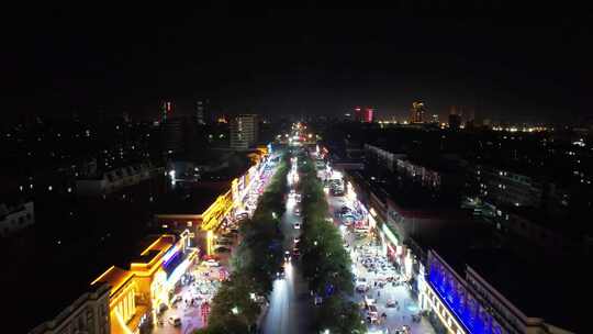 夜晚城市街道车水马龙的繁忙景象