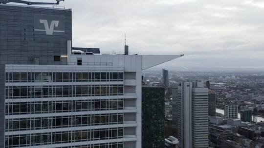 悬挂在城市上空的公司大楼
