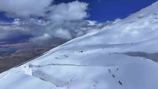 航拍冰川之父慕士塔格峰雪山冰川上的登山队