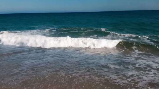 海边海浪拍打沙滩景象