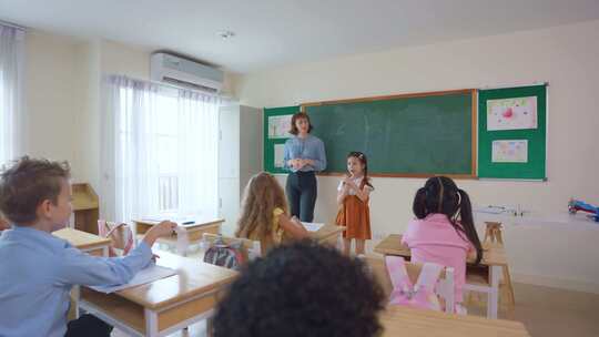 亚洲年轻女学生在学校教室前跳舞。