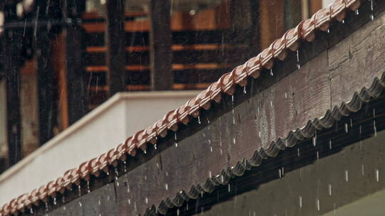 雨天屋檐上的雨落下视频素材模板下载