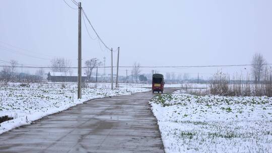 雪地三轮车行驶