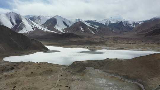 魅力雪山，蔚为壮观。