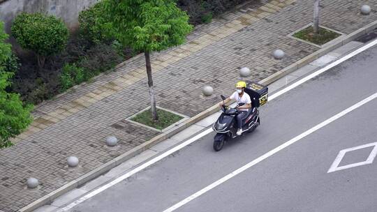 俯拍公路上飞驰的外卖小哥