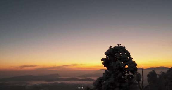 高清实拍冬天瓦屋山日出云海