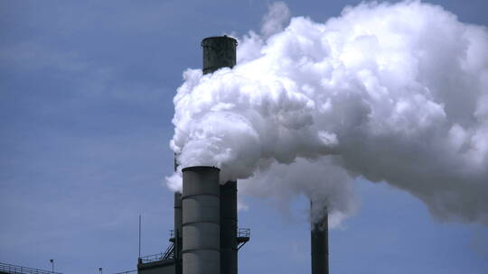 工业排放烟囱排放浓烟