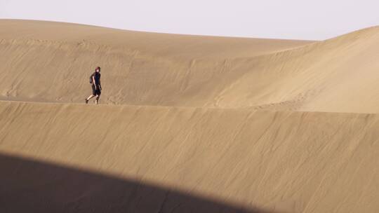 沙漠中徒步旅行的人