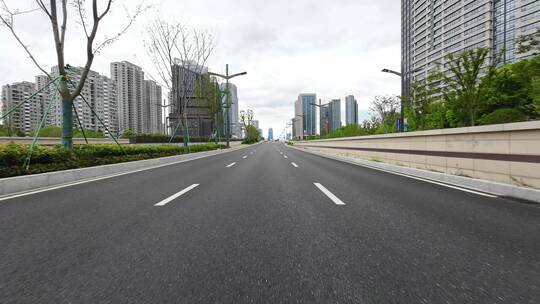 驾车开车乘车行驶在城市道路上第一视角