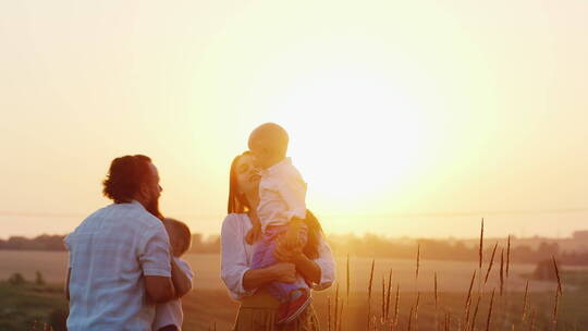 在夕阳下欢笑的一家人视频素材模板下载