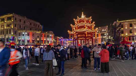 古色古香的中式建筑夜景人潮涌动