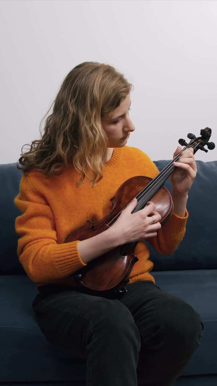 一个拉小提琴的女人