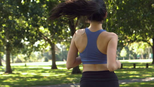 女孩在公园跑步慢动作视频素材模板下载