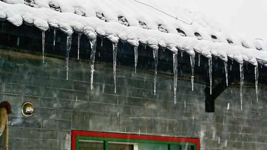 冬天下雪雪花飘落中式建筑