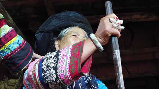 藏族老人打酥油茶