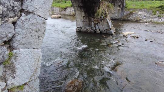 蓝天下湘南农村河水石桥