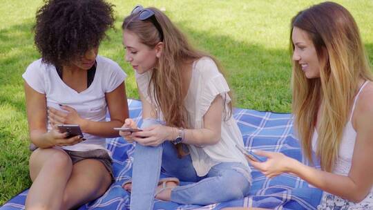 朋友们在公园里玩手机