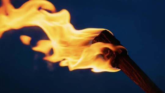 火把点亮夜色中的大自然