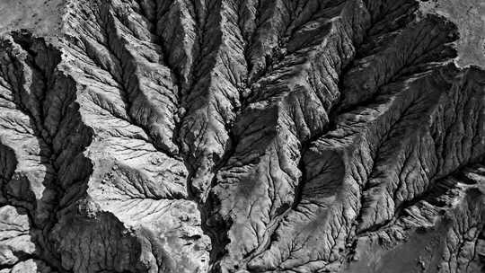 震撼黑白航拍崎岖山脉地质纹理抽象视频