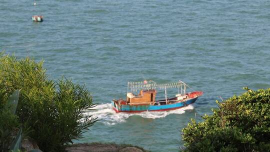 海上小船自然风光旅行宣传