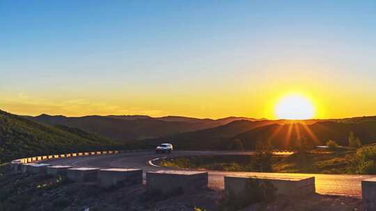 草原公路日落夕阳与车流