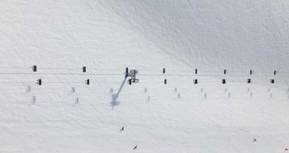 航拍雪山滑雪场