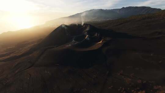 FPV无人机航拍火山口大海海岸加那利群岛