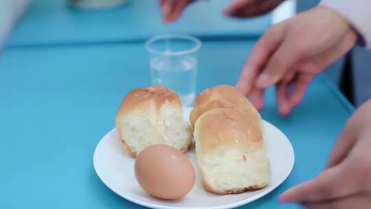 护士送餐照顾病人