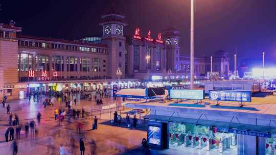 北京站夜景车流人流