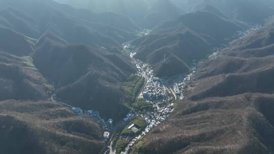 航拍山脉地质公园沟壑峰峦风光雄威高山湖泊