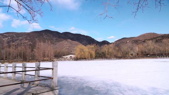北京冬季晴朗午后结冰铺满积雪的湖面