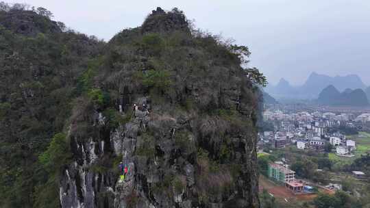 航拍攀登桂林阳朔矮山的攀岩者视频素材模板下载