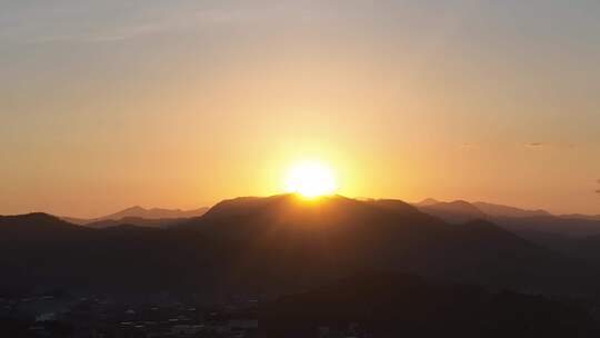 远山日出延时山峰日出航拍风景乡村日出风光