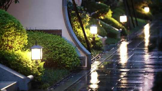 下雨天路上水中路灯倒影