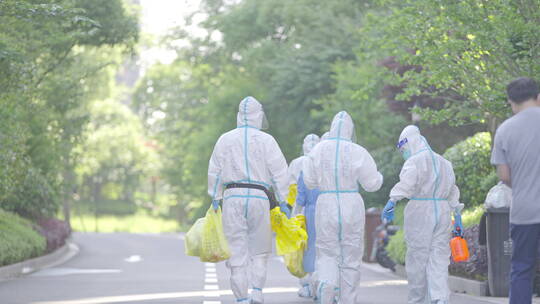 核酸检测医务人员全副武装走在路上