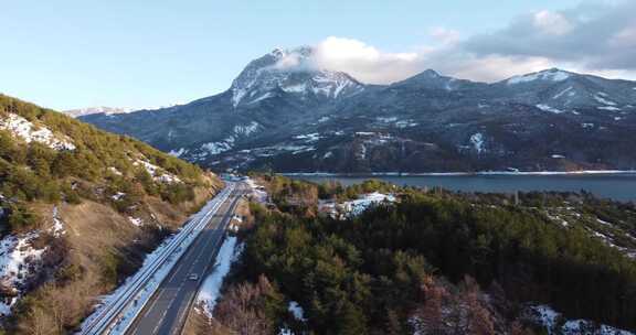 靠近湖泊和落基山脉的高速公路