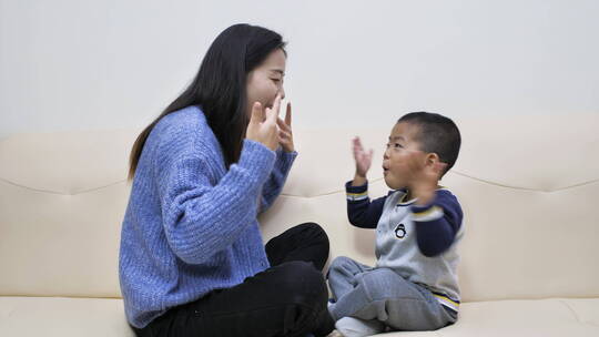 中国女性女士小朋友居家在沙发上玩游戏