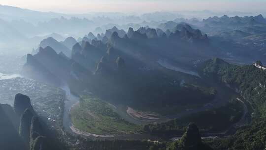 航拍桂林山水漓江晨光中的山峰