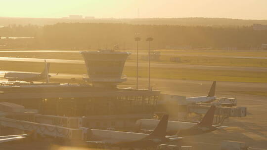 黄昏飞机在机场起飞