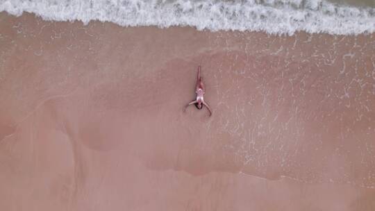 女人躺在菲律宾海滩上放松视频素材模板下载