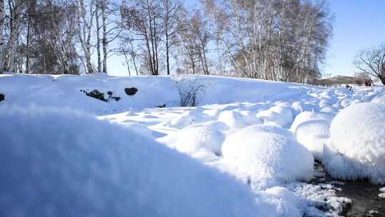 冬天景区实拍大雪覆盖的河道地面