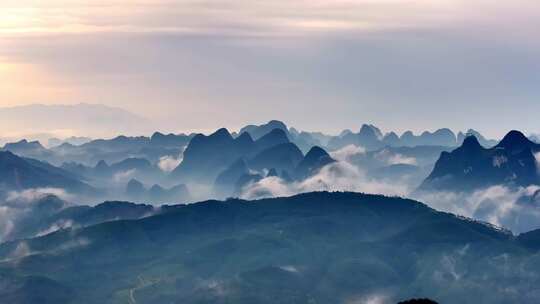 广西桂林漓江阳朔云雾水墨美景