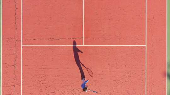 打网球的女人和影子的俯视图