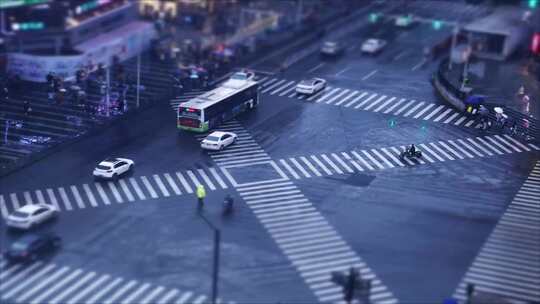 雨天城市十字路口交通景象