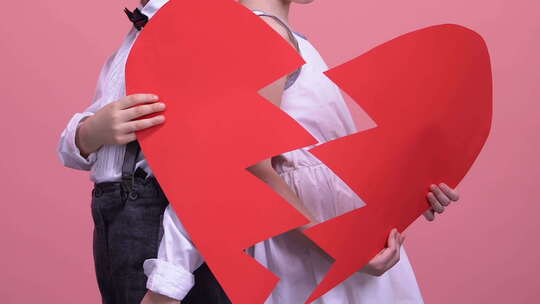 被冒犯的小夫妇抱着破碎的心，争吵，刹车