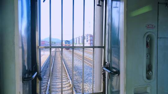 行驶中火车窗外的铁路站台与火车
