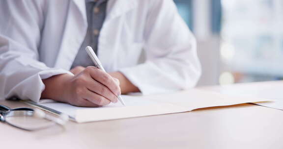 医生、手和书写处方、结果或诊断以进行咨询