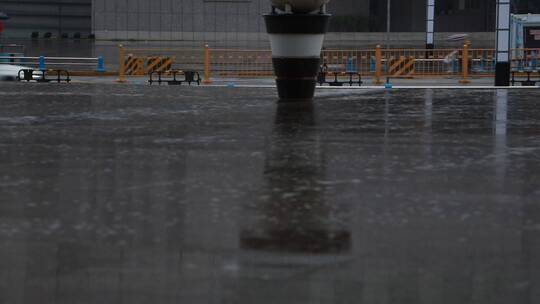 城市街头的阴雨天