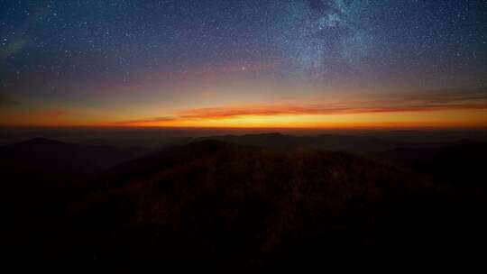 山顶风景如画的星空